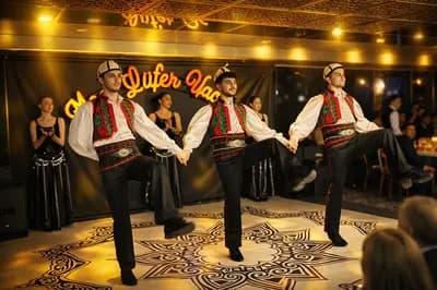 Bosphorus Dinner Cruise und Show mit VIP Lounge, VIP Menü, Unbegrenzt Alkohol & Transfer an Privattischen 2