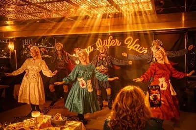 Bosphorus Dinner Cruise und Show mit VIP Lounge, VIP Menü, Unbegrenzt Alkohol & Transfer an Privattischen 3