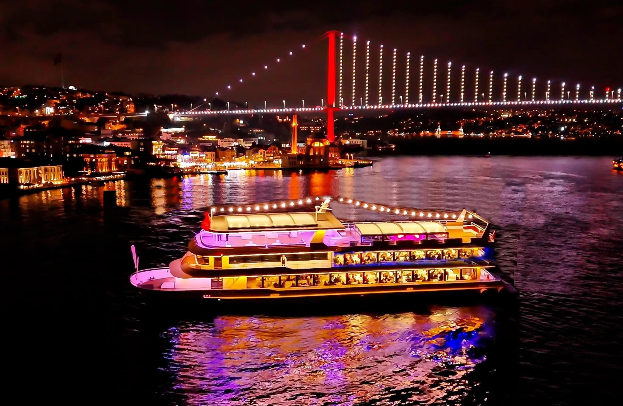 Cosa Aspettarsi da una Crociera con Cena e Spettacolo sul Bosforo a Istanbul | LUFER Tour