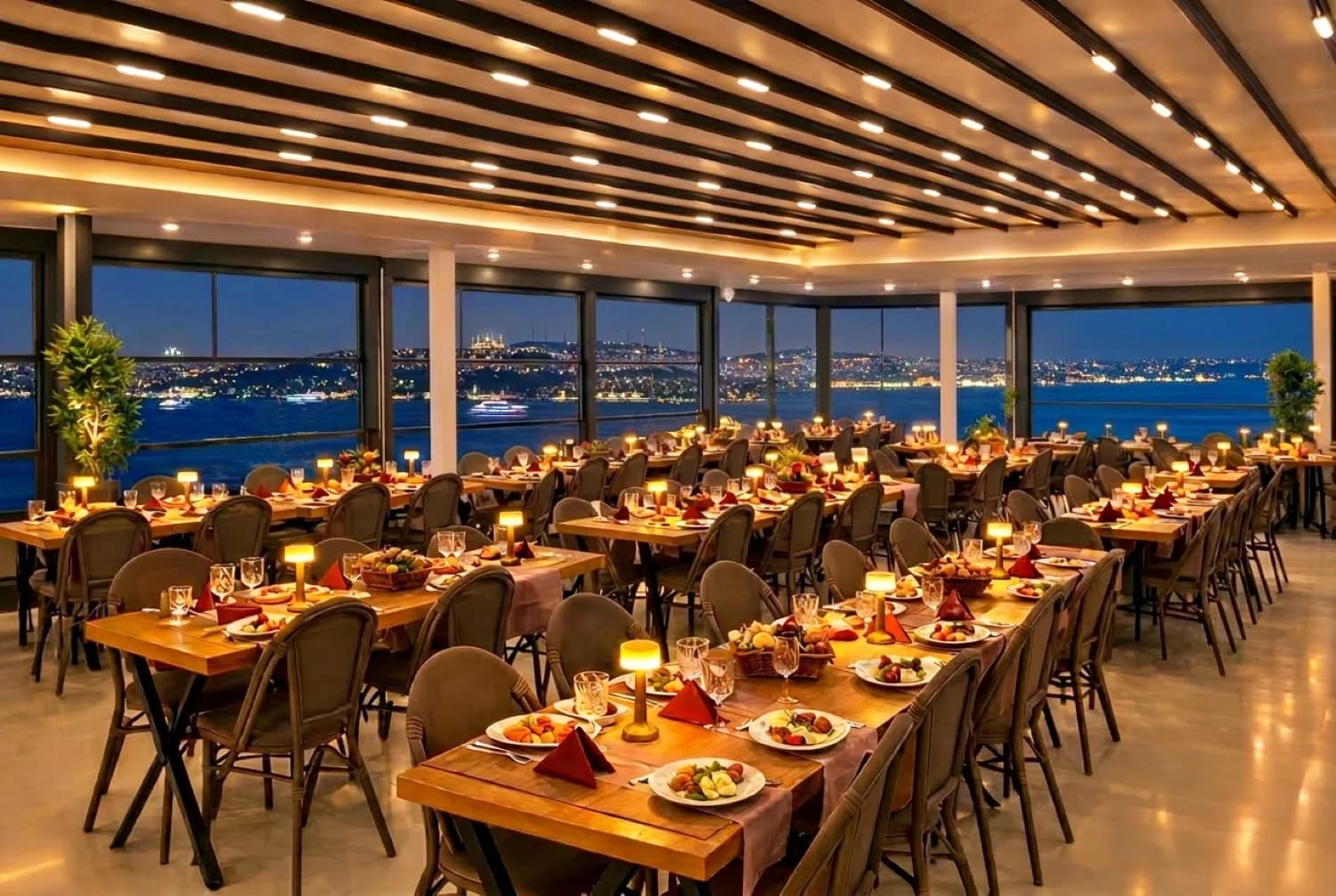 Bosphorus Dinner Cruise und Show mit VIP Lounge, VIP Menü, Unbegrenzt Alkohol & Transfer an Privattischen