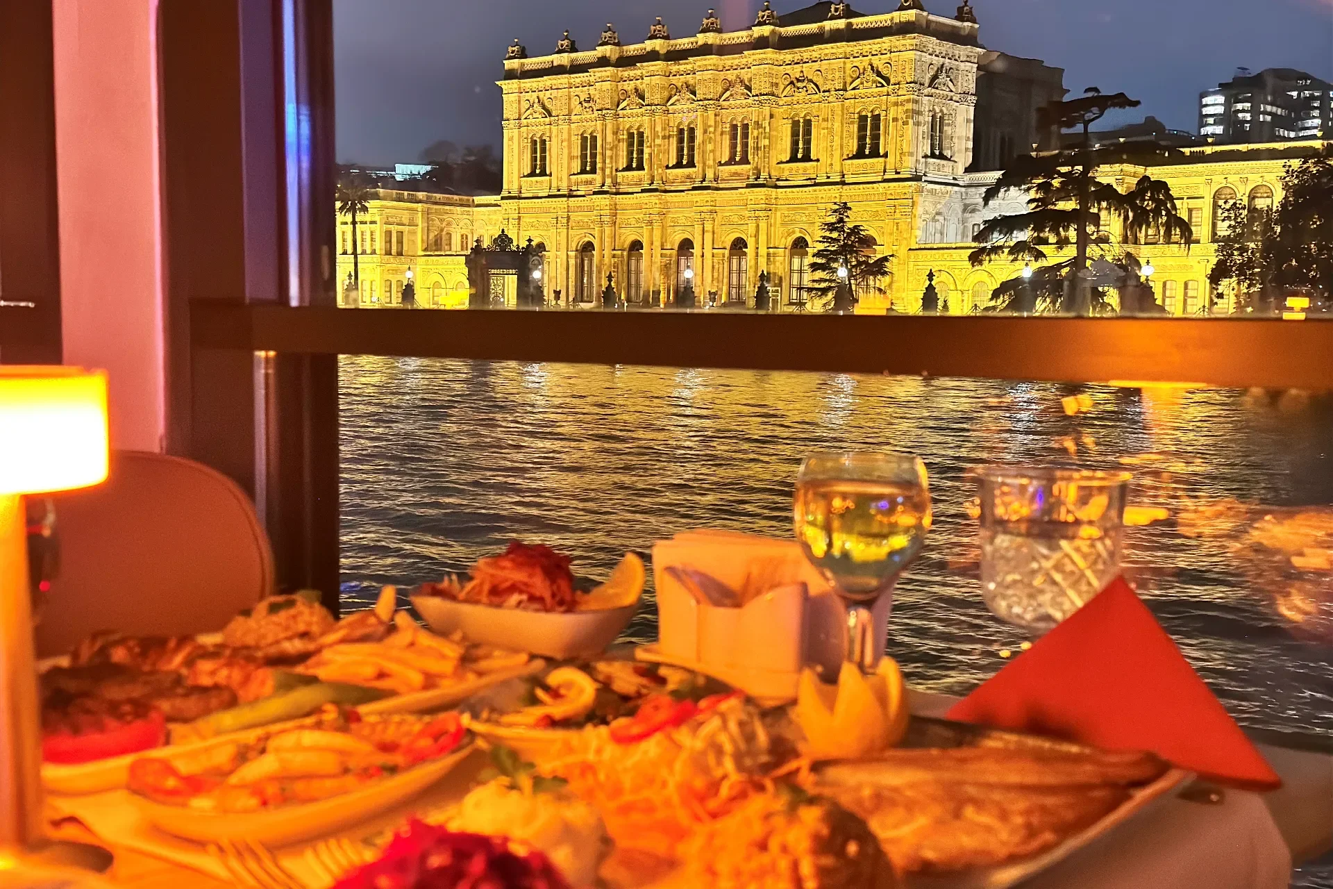عشاء وكروز في البوسفور مع عرض وصالة VIP وقائمة VIP ومشروبات غازية ونقل على طاولة خاصة - Istanbul experience